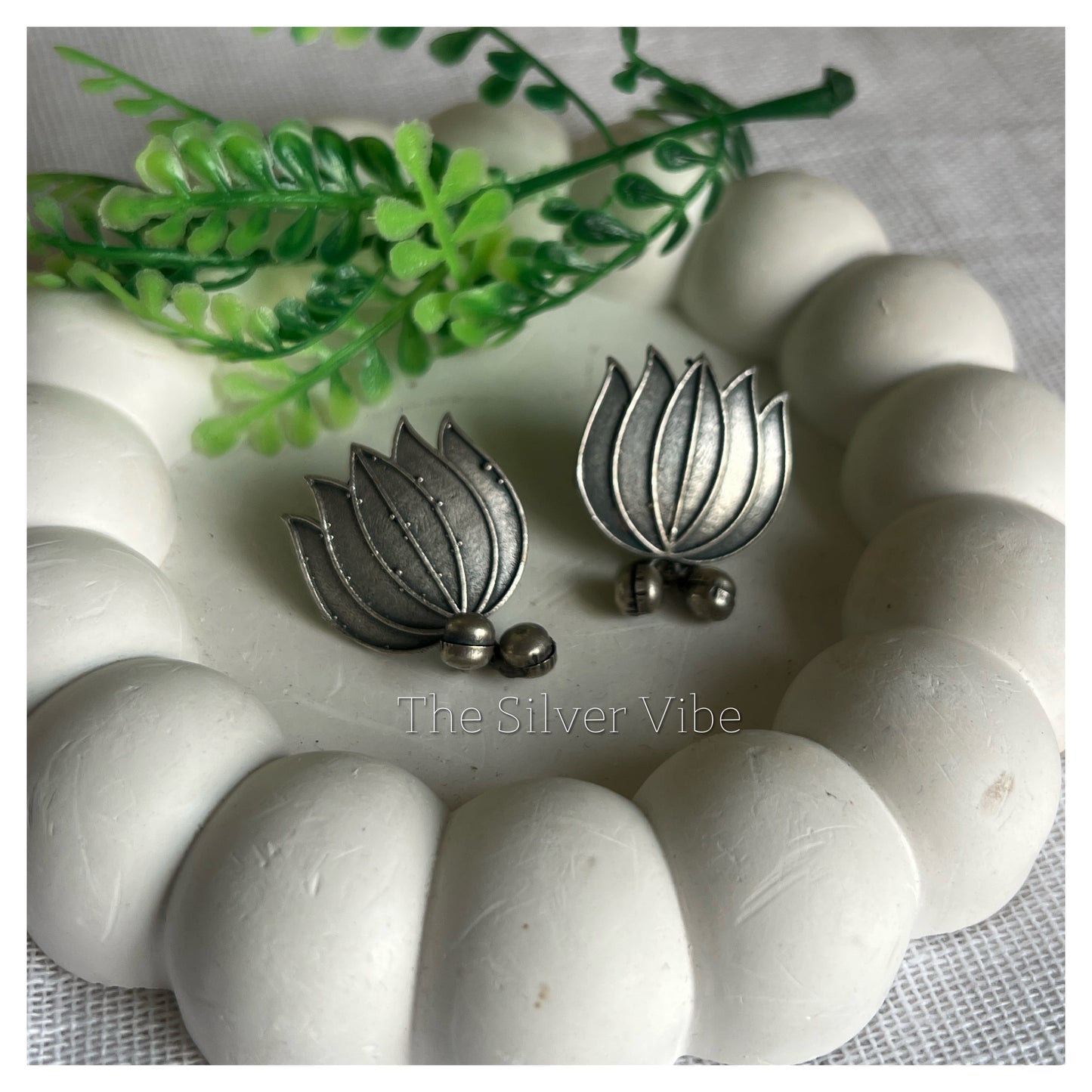 Black polished lotus studs TSV1074