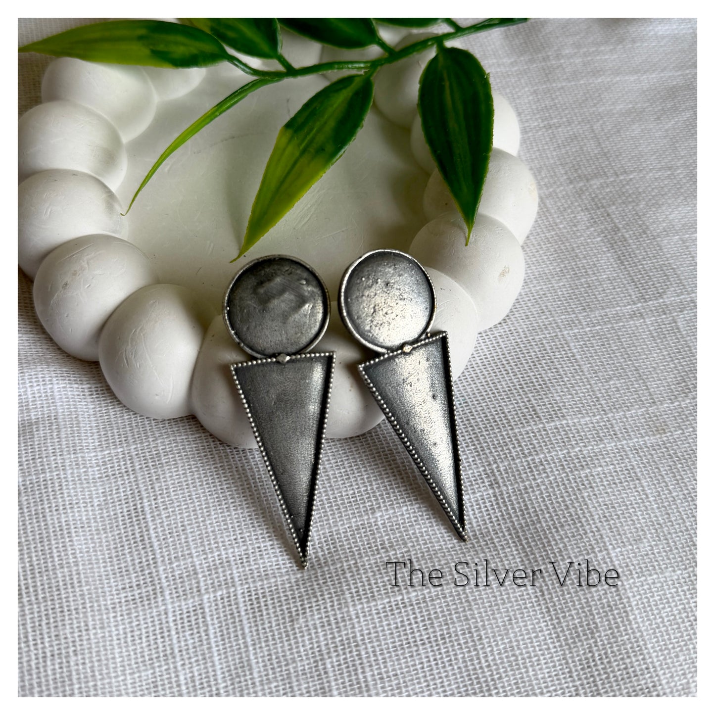 Black polished Studs. TSV1006