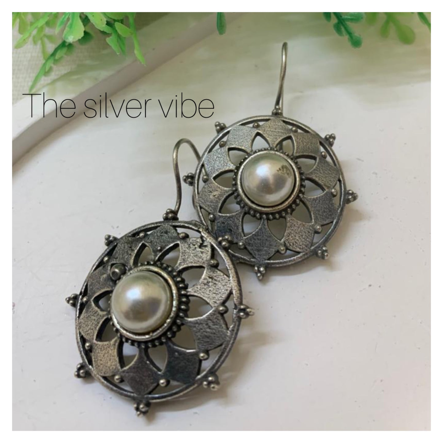 Black polished hook earrings
TSV1024