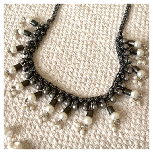 Black polish choker with white beads TSV824
