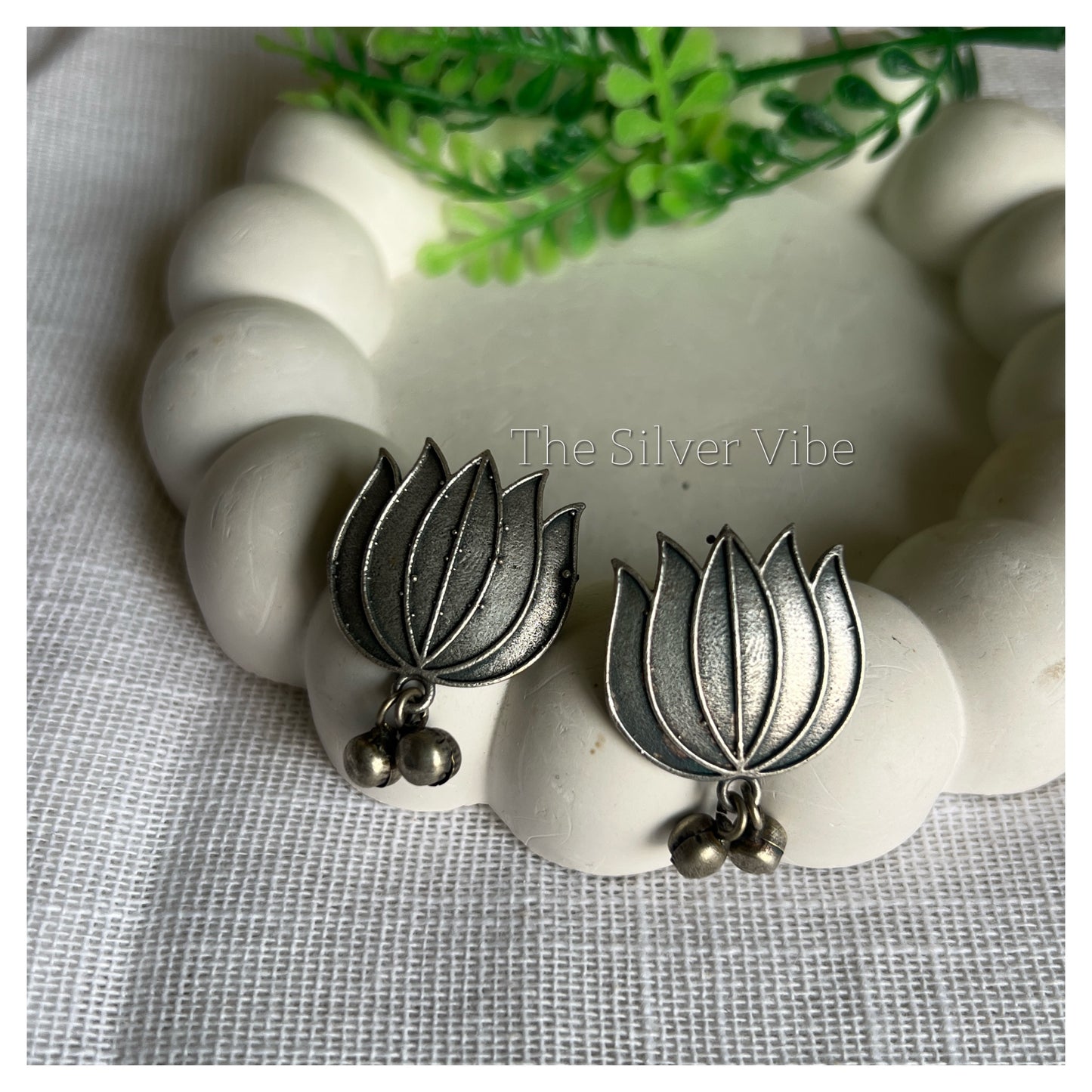 Black polished lotus studs TSV1074
