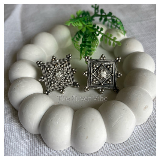 Black polished square studs TSV1074